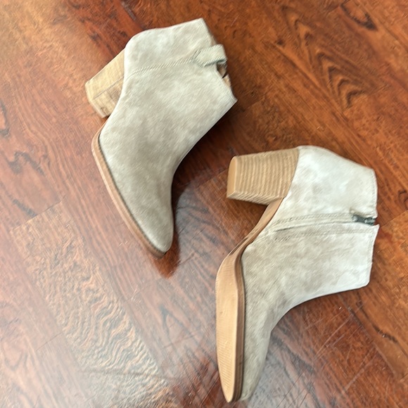 Madewell | The Billie Boot in Suede - Picture 5 of 10